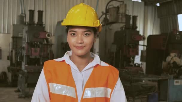 Onnellinen työntekijä Aasian insinööri työvoiman tehdas onnellinen hymy käsi ristissä hidastettuna 4K - Materiaali, video