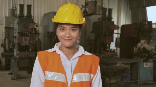 Ευτυχισμένος εργαζόμενος καλή δουλειά Ασίας μηχανικός εργασίας στο εργοστάσιο ευτυχισμένο χαμόγελο εντάξει αντίχειρας μέχρι αργή κίνηση 4K - Πλάνα, βίντεο