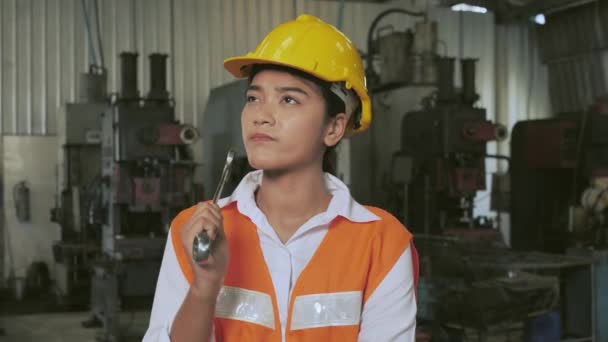 Inženýr asijské žena pracovník myšlení a obavy výraz 4K video záběry - Záběry, video