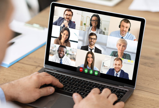 Homme d'affaires faisant appel vidéo via ordinateur portable ayant une réunion en ligne, recadré - Photo, image