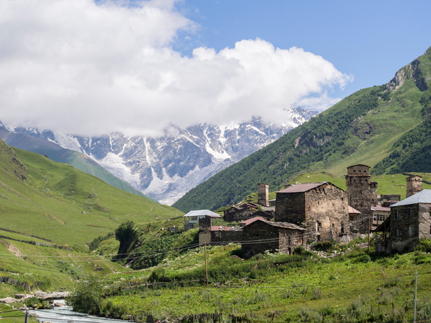 ADISHI, GEORGIA - JULY 26: Adishi village in Upper Svaneti, Georgia, Caucasus, on July 26, 2013. The region is known for its medieval defensive towers - Foto, afbeelding