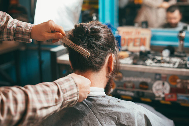 Foto do barbeiro preparando o homem para o corte de cabelo - Foto, Imagem