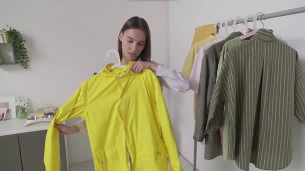 Pov felismerhetetlen férfi nézi a barátnője előtt áll ruhák állvány pizsamában választotta a mindennapi ruhát, segít neki a rázás és bólogatás a fejét - Felvétel, videó