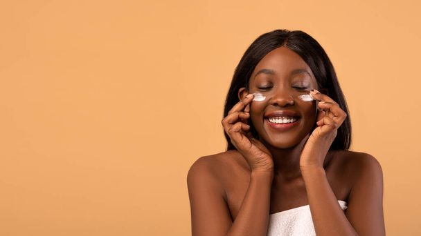 Крупный план африканской американки, надевающей повязки на глаза - Фото, изображение