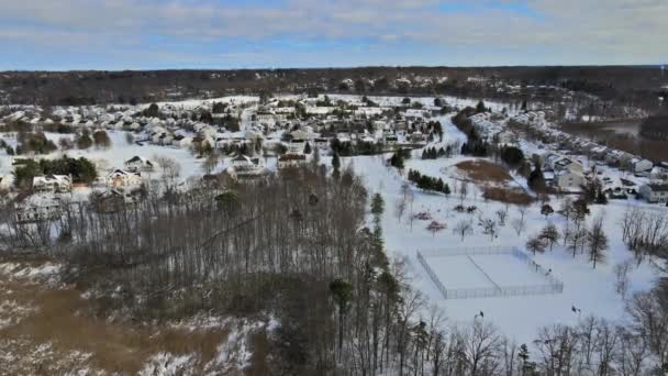 A vista de inverno de pequenas casas individuais pátios complexos telhado casas cobertas de neve - Filmagem, Vídeo