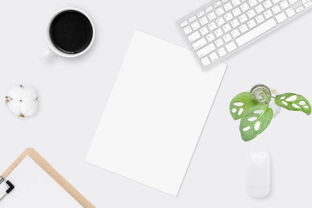 Minimale bureaublad tafel bovenaanzicht met kantoorbenodigdheden en koffiebeker op een witte tafel met kopieerruimte, Witte kleur werkplaats compositie, platte lay - Foto, afbeelding