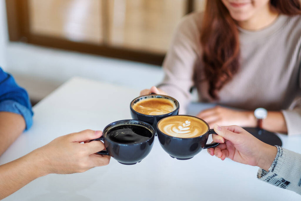Imagen de primer plano de las personas disfrutaron bebiendo y tazas de café juntos en la mesa en la cafetería - Foto, imagen