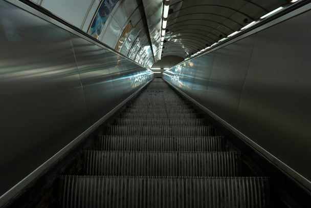 железная лестница в метро в центре города ночью и размытый фон - Фото, изображение