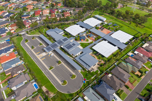 Avustralya 'daki Yeni Güney Galler' deki Glenmore Park 'ın banliyösündeki Fernhill Okulu' nun hava manzarası. - Fotoğraf, Görsel