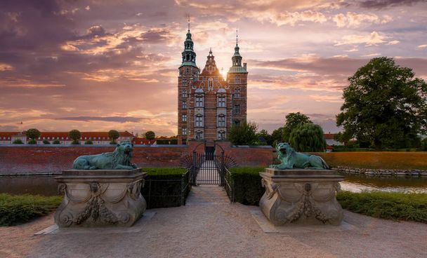 Famoso castillo de Rosenborg, una de las atracciones turísticas más visitadas de Copenhague - Foto, imagen