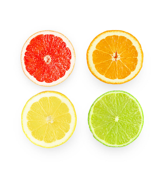 Beyaz arka planda turunçgil meyveleriyle izole edilmiş bir kompozisyon. Yüksek kalite fotoğraf - Fotoğraf, Görsel