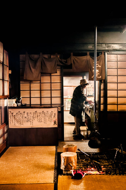 JAN 24, 2014 Fukushima, Japan: Japán stílusú szoba Tatami-val és hagyományos kandallóval, alacsony kulccsal, meleg légkör - Fotó, kép