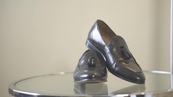 установить черный кожаный человек обувь, специально для жениха - Кадры, видео