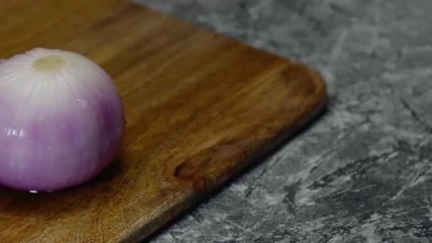 Establecer la cebolla en la tabla de cortar madera - comida y bebida 4k metraje - Metraje, vídeo