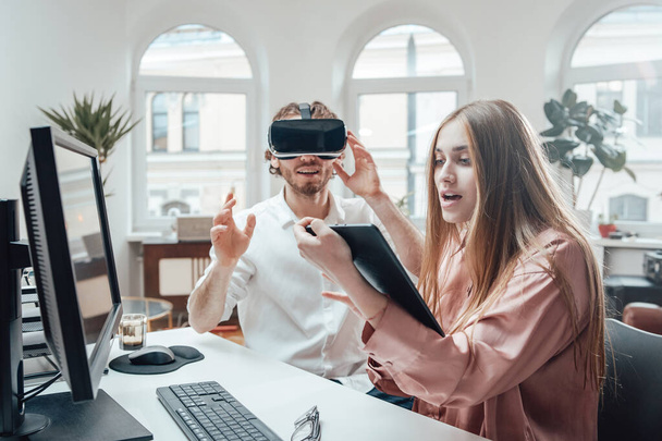 Empresarios trabaja con gafas de realidad virtual y tablet en oficina - Foto, imagen