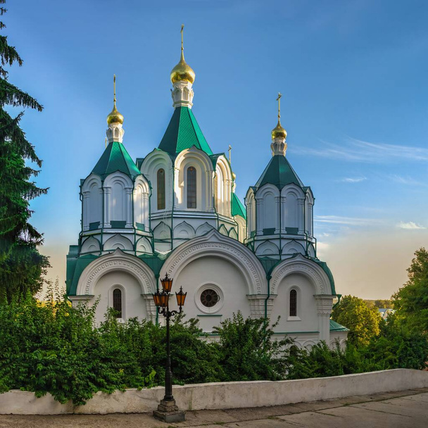 Svyatogorsk, Oekraïne 07.16.2020. Hemelvaart kathedraal op het grondgebied van de Svyatogorsk Lavra in Oekraïne, op een zonnige zomerochtend - Foto, afbeelding