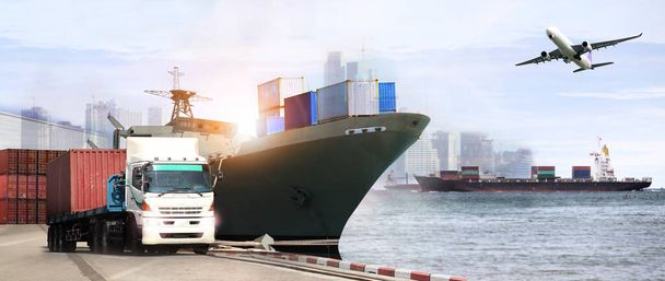 Kuljetuksen, tuonnin, viennin ja logistiikan käsite, konttikuorma-auto, laiva satamassa ja rahtikone liikenteessä sekä tuonti-vienti kaupallinen logistiikka, merenkulku  - Valokuva, kuva
