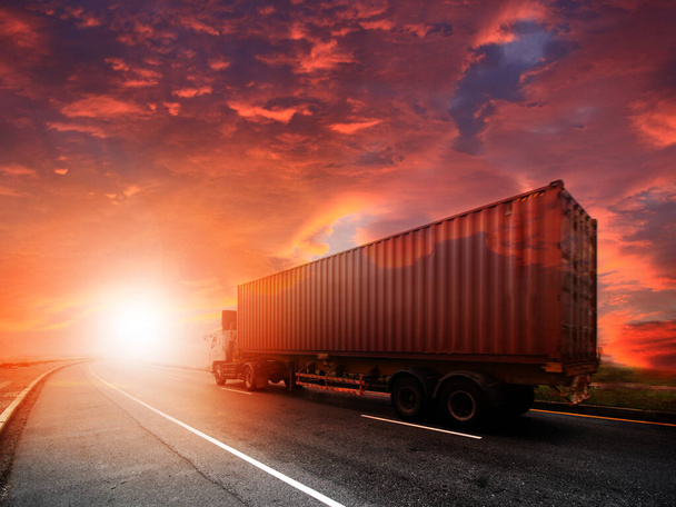 Ciężarówka uruchomić na drodze, koncepcja logistyczna transportu - Zdjęcie, obraz
