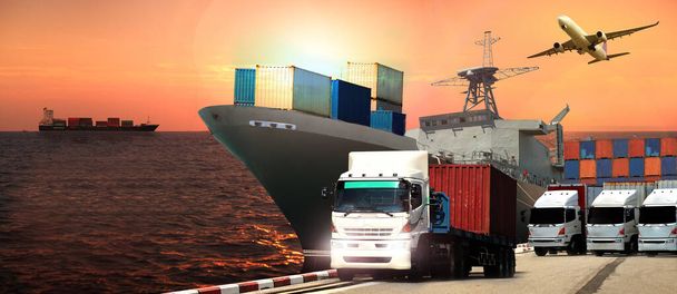 Ulaştırma, ithalat-ihracat ve lojistik kavramı, konteyner kamyonu, limandaki gemi ve nakliye ve ithalat-ihracat ticari lojistik, nakliye sektörü  - Fotoğraf, Görsel