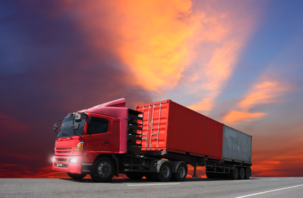 Szállítás, import-export és logisztikai koncepció, konténerszállító teherautó, szállítás és import-export kereskedelmi logisztika, hajózási ipar - Fotó, kép