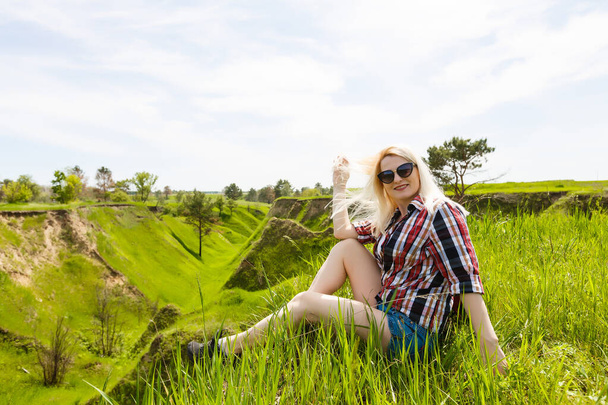 Ελκυστική νεαρή γυναίκα απολαμβάνει το χρόνο της έξω στο πάρκο, το καλοκαίρι - Φωτογραφία, εικόνα