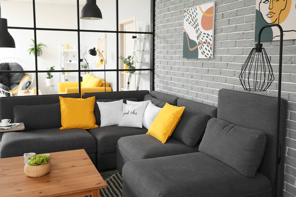 Стильний диван в інтер'єрі вітальні
 - Фото, зображення
