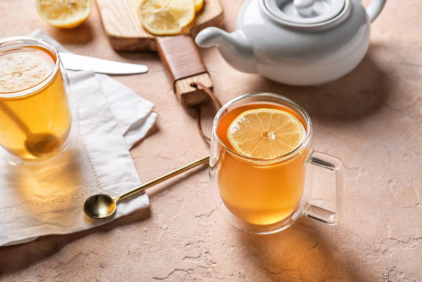 Чашки гарячого чаю з лимоном на кольоровому фоні
 - Фото, зображення