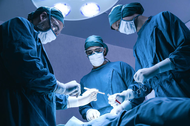 専門の外科医チームが病院の手術室で患者を手術しています。腫瘍癌だ。外科的生検標本。医療と医療の概念. - 写真・画像