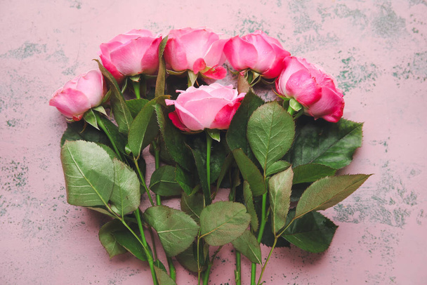Красивые розовые розы на цветном фоне - Фото, изображение