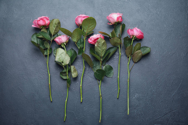 Belas rosas cor-de-rosa em fundo cinza - Foto, Imagem