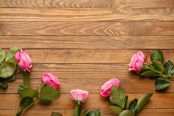 Beautiful pink roses on wooden background - Fotografie, Obrázek