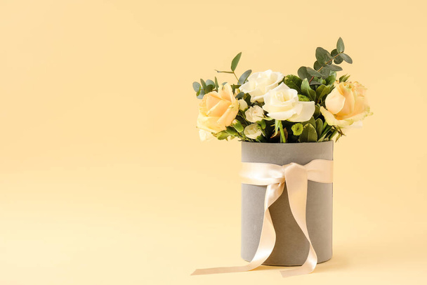 Coffret cadeau avec de belles fleurs sur fond de couleur - Photo, image