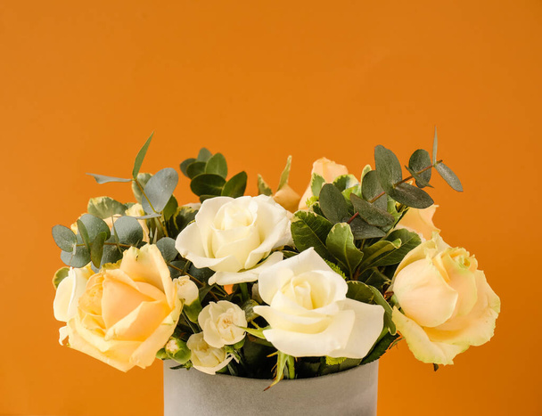 Подарункова коробка з красивими квітами на кольоровому фоні
 - Фото, зображення