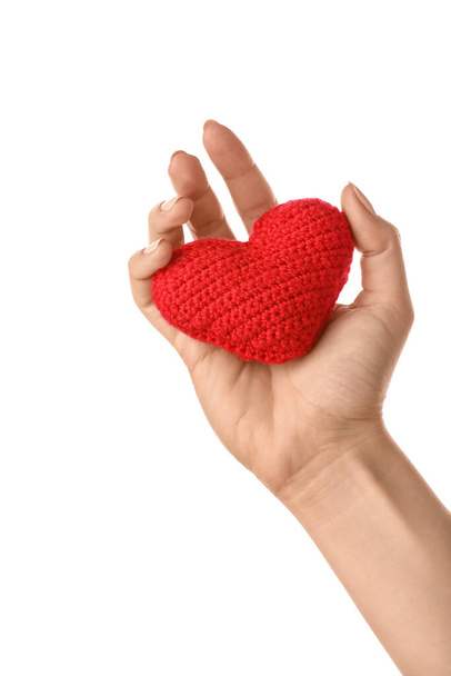 Hand met rood hart op witte achtergrond - Foto, afbeelding