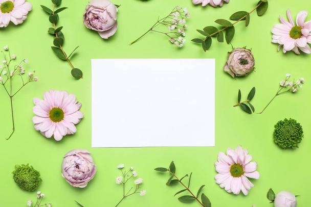 Pusta karta ze świeżymi kwiatami na tle koloru - Zdjęcie, obraz