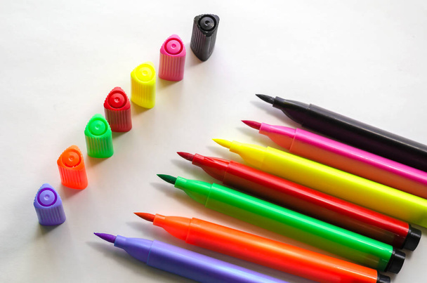 白を基調とした新しいカラフルなフェルトチップペンのセット。7つの明るい色のフェルト先端ペン。創造性、描画、ホームエンターテイメントの概念。選択的フォーカス. - 写真・画像