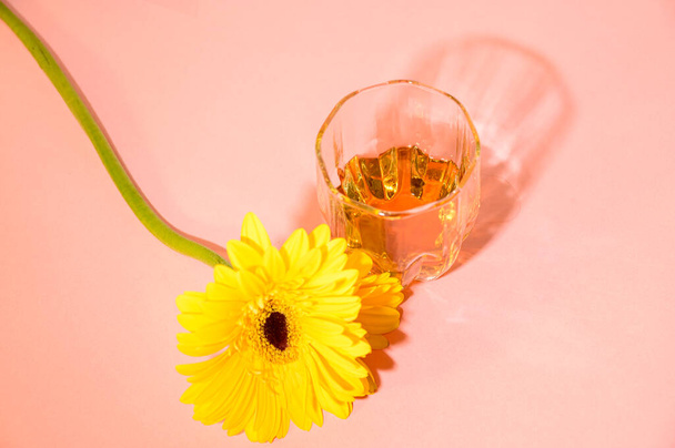 シャンパンのグラスと花のロマンチックな組成,バレンタインデーのコンセプト  - 写真・画像