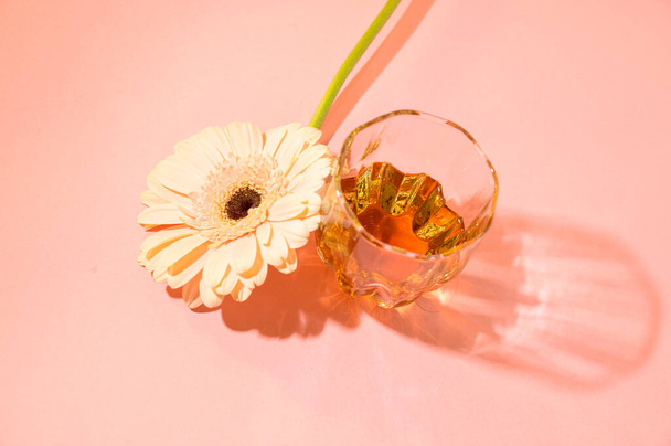романтическая композиция цветов с бокалом шампанского, концепция Дня Святого Валентина  - Фото, изображение