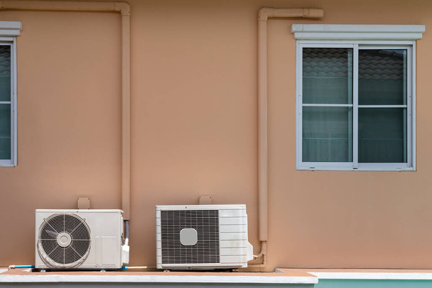 dva typy domácí klimatizace kompresorové cívky na balkóně pod oknem domu. - Fotografie, Obrázek