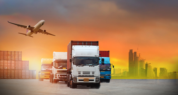 Imagem abstrata da logística, há caminhão de contêiner, navio no porto e avião - Foto, Imagem