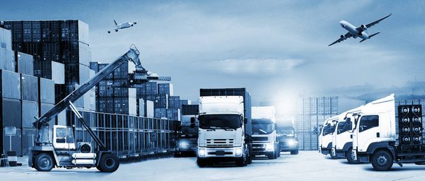 Αφηρημένη εικόνα της εφοδιαστικής, υπάρχουν φορτηγό εμπορευματοκιβωτίων, πλοίο σε λιμάνι και αεροπλάνο - Φωτογραφία, εικόνα