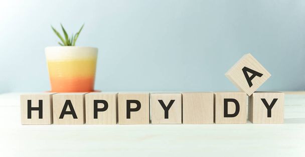 Männliches Konzept für Happy Day. Krawatte, Armbanduhren, Manschettenknöpfe und ein Glas Whisky mit Eis. Schrift - Glücklicher Tag - Foto, Bild