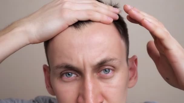 Mann untersucht in Zeitlupe eine kahle Stelle auf seinem Kopf im Spiegel - Filmmaterial, Video