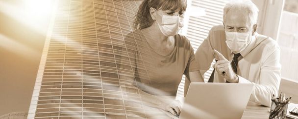 Mężczyźni i kobiety biznesmeni noszący ochronną maskę medyczną pracujący w biurze podczas epidemii koronawirusu; wielokrotne narażenie - Zdjęcie, obraz