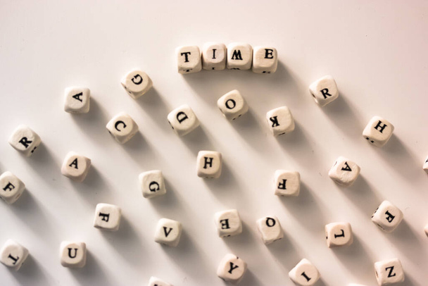 Temps - les mots écrits sur des blocs de bois, table blanche, lettres noires et blanches - Photo, image