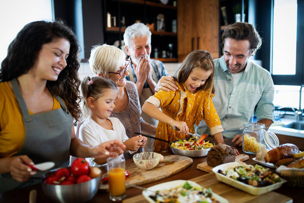 Les grands-parents, les parents et les enfants passent du bon temps dans la cuisine. Concept de cuisine familiale - Photo, image
