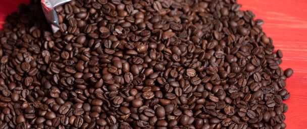 Kulinarischer Kaffee-Hintergrund. Kaffeebohnen in Herzform. Frisch geröstete Kaffeebohnen - Foto, Bild