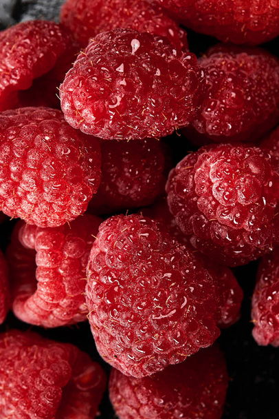 Background of ripe red raspberries, close up - Foto, imagen