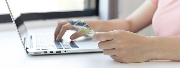 Купівля інтернет-продуктів, Businesswoman використовує реєстр ноутбуків за допомогою кредитних карток, щоб зробити онлайн-покупки, покупки і пошту, кредитні картки онлайн безпека, концепція онлайн-покупок. - Фото, зображення