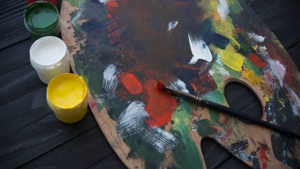 塗料やブラシと木製のアートパレット - 写真・画像